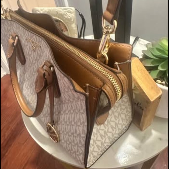 Michael Kors Shelia Women’s Center Zip Satchel Handbag White and Brown colored. - Picture 3 of 10